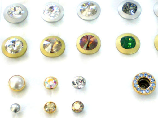 Eyelets and pressure buttons