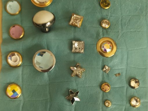 Eyelets and pressure buttons